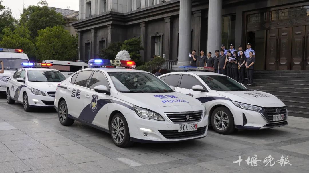 雷霆出击，十堰拘传20人！有人当街被送上囚车