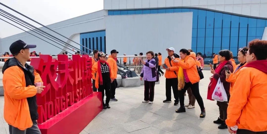 “万人专列游水都” 第二批千余名游客齐聚丹江口