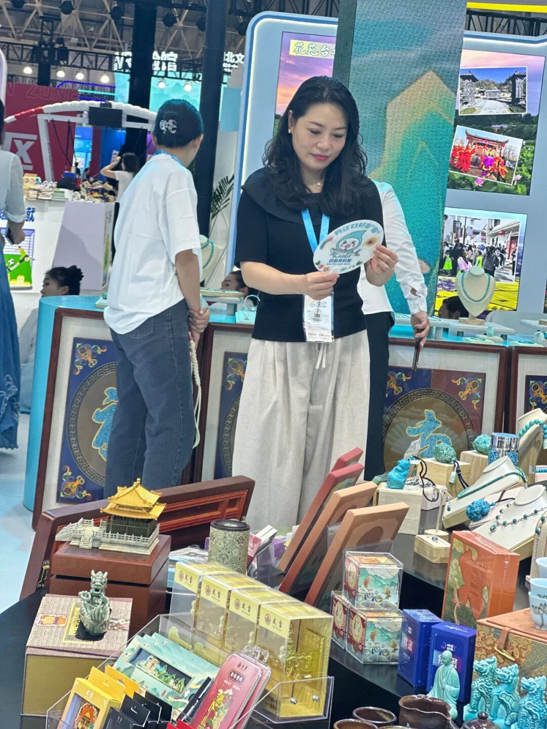 丹江口市文旅局携武当山水及特色文创亮相2025中国文化旅游产业博览会！十堰展馆成焦点