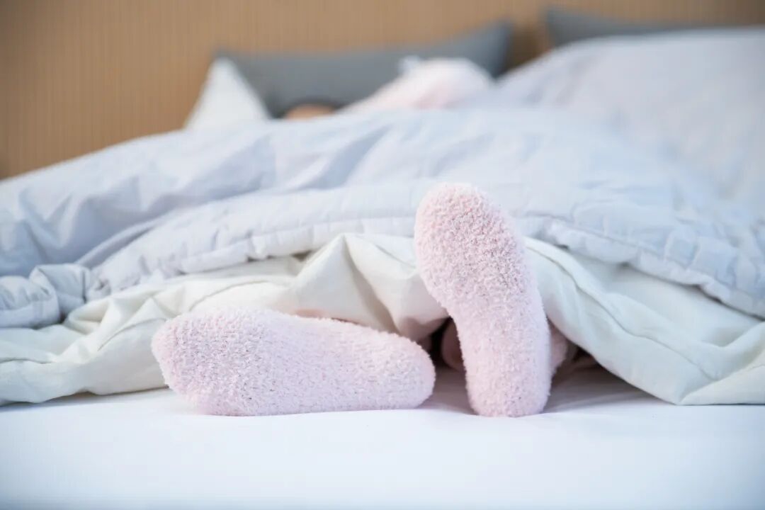 为什么医生劝你冬天穿袜子睡觉？这些好处让人意想不到