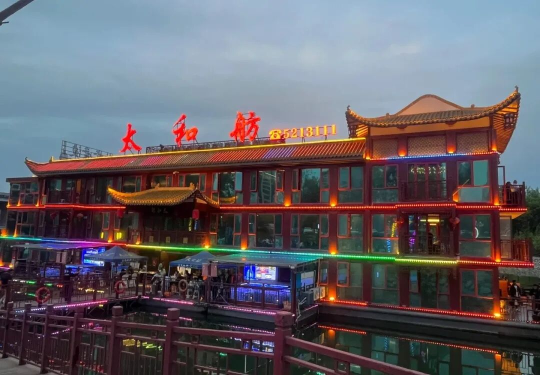 炸场！香港明星足球队突袭丹江口，狂炫鱼鲜+打卡大坝，美景看到挪不开眼
