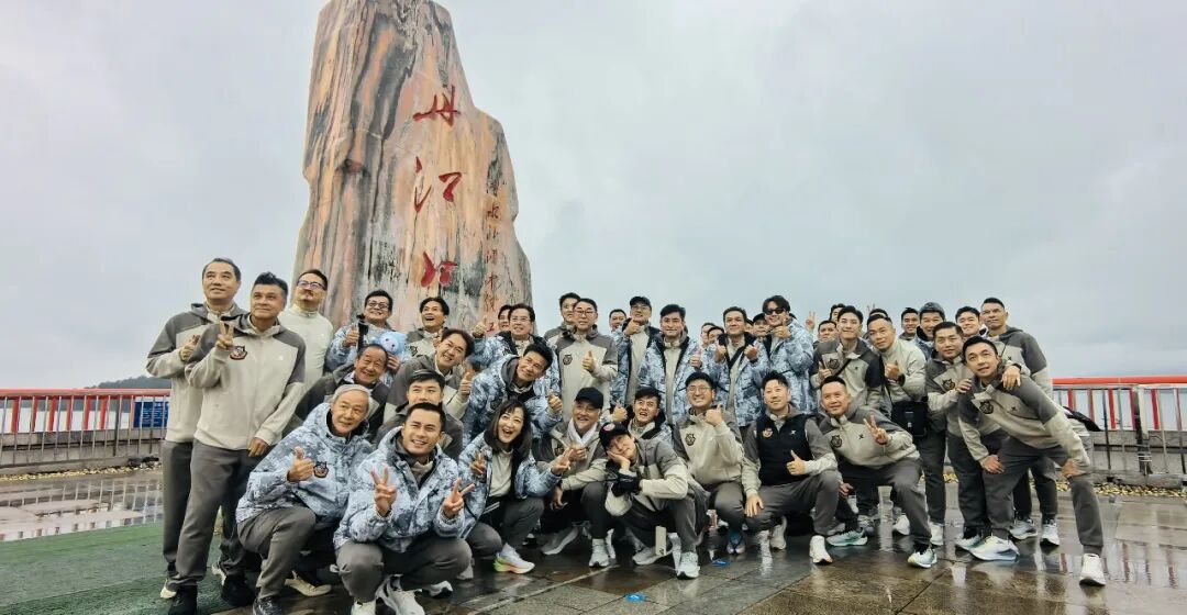炸场！香港明星足球队突袭丹江口，狂炫鱼鲜+打卡大坝，美景看到挪不开眼
