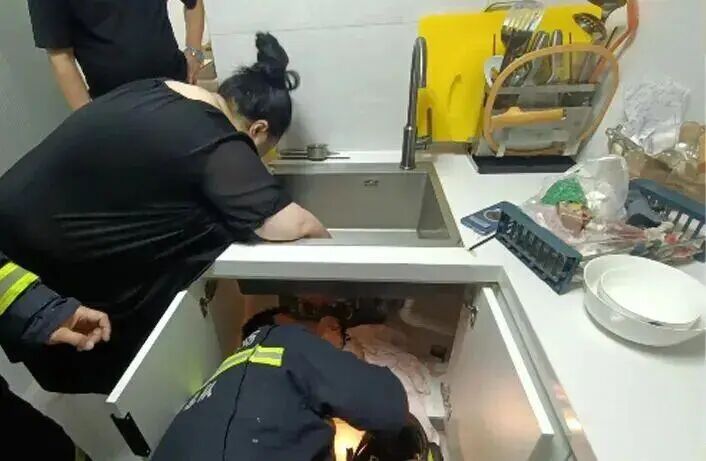 厨房这个地方锋利如刀片，千万别把手伸进去！
