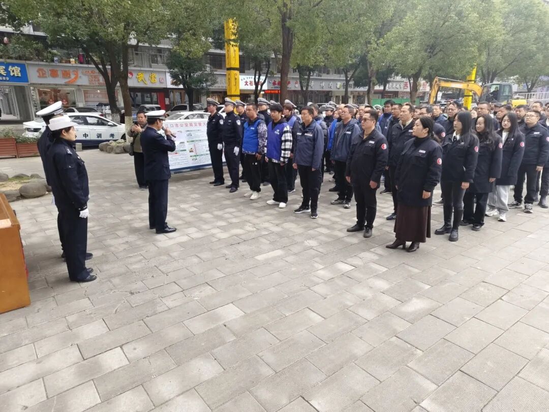 丹江口公安开展第十四个122“全国交通安全日”活动
