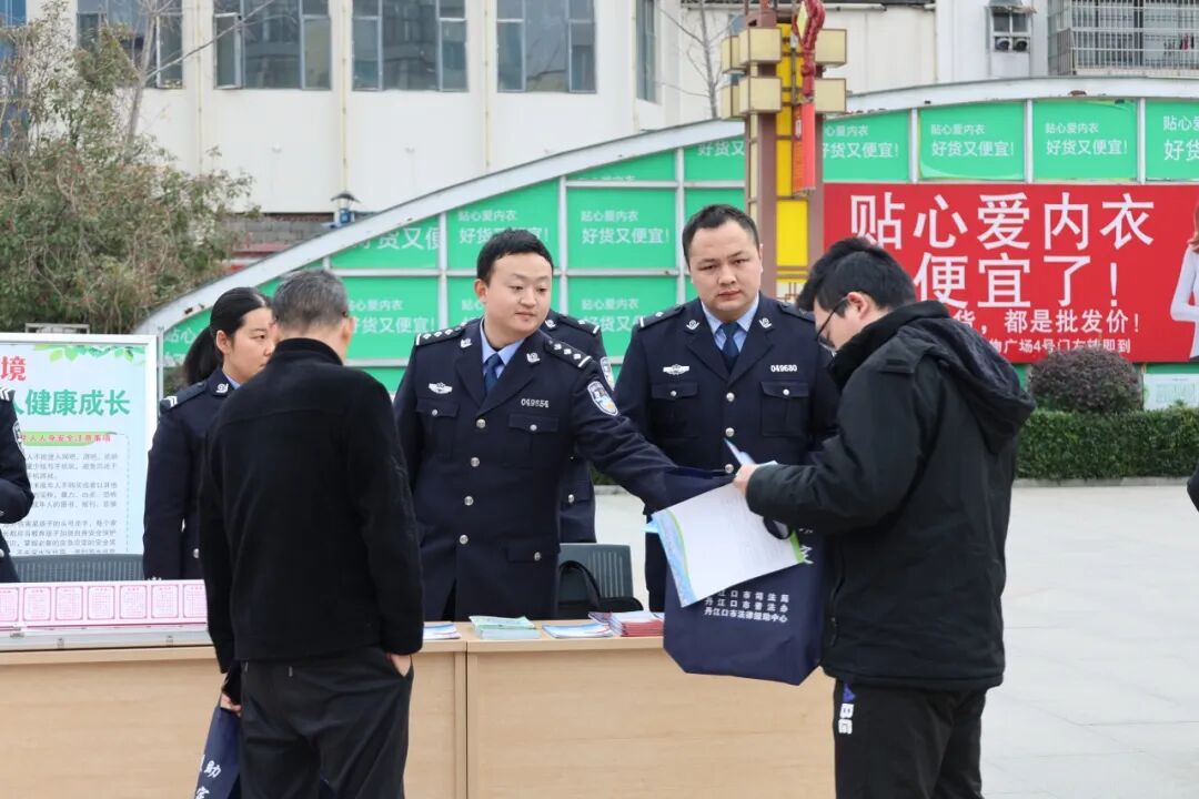 宪法宣传周丨丹江口公安开展宪法日普法宣传活动 让法治精神浸润民心