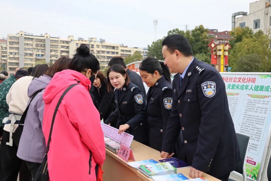 宪法宣传周丨丹江口公安开展宪法日普法宣传活动 让法治精神浸润民心