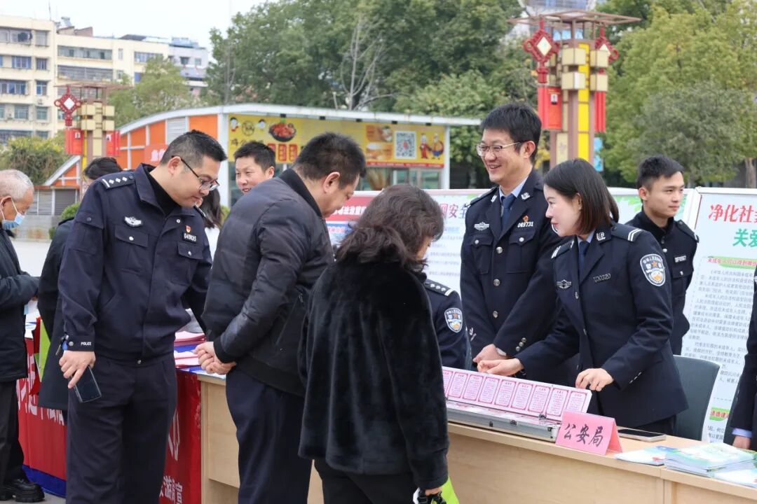 宪法宣传周丨丹江口公安开展宪法日普法宣传活动 让法治精神浸润民心