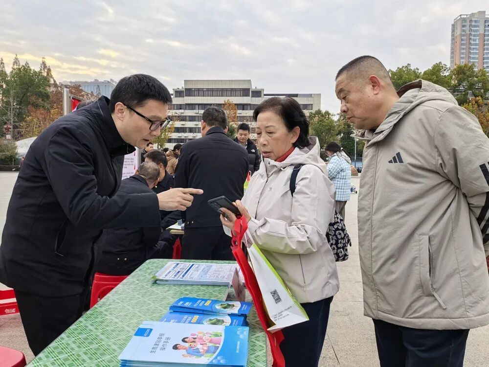 今天上午，丹江口二十余家单位齐聚人民广场，为了这件事……