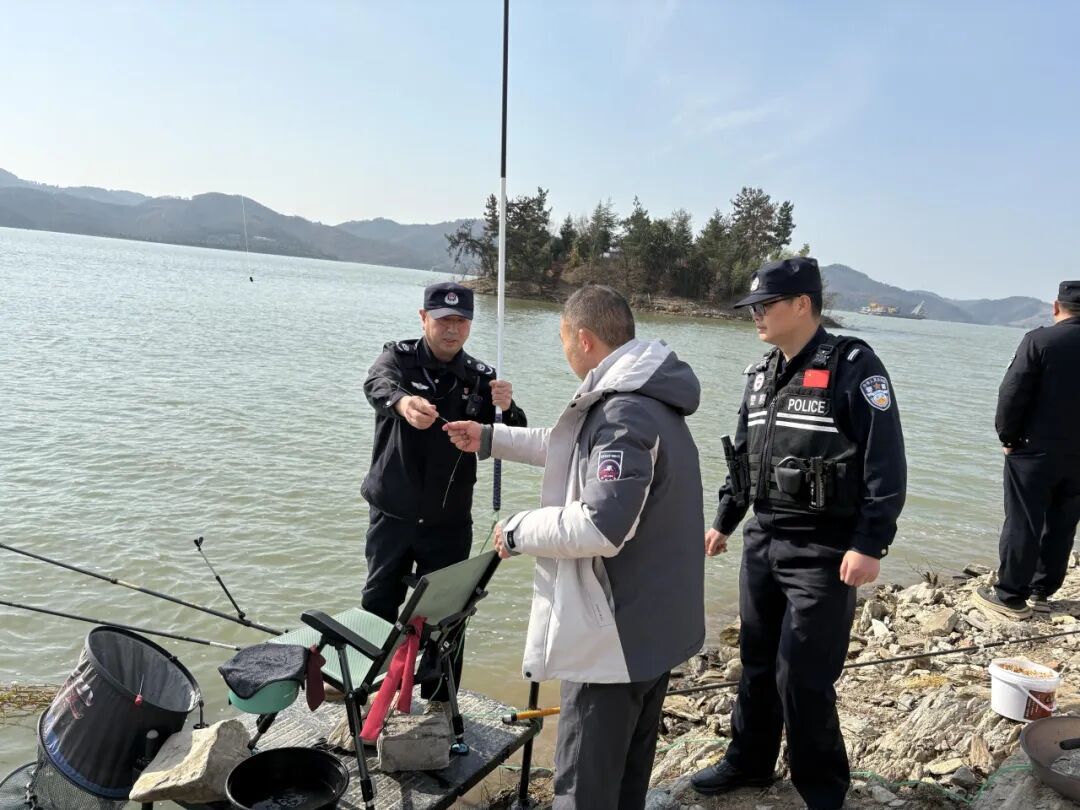 警渔联动护碧水 文明垂钓守安澜