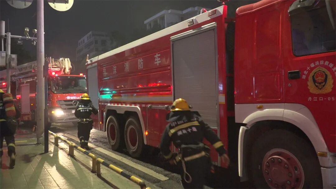 【平安丹江口】丹江口夜间模拟高层建筑大火，多部门联动上演“立体救援”