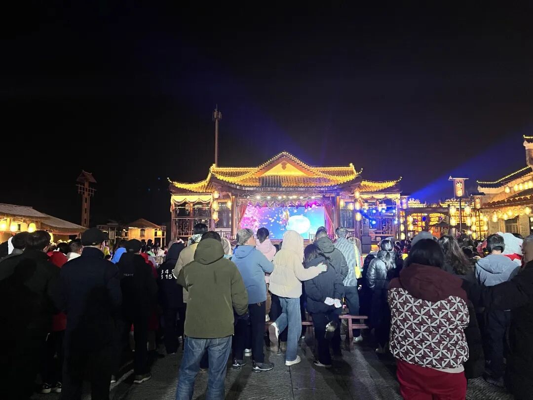 【魅力丹江口】水都花月夜元旦人气旺 “多元演艺+互动燃”点燃冬日热情
