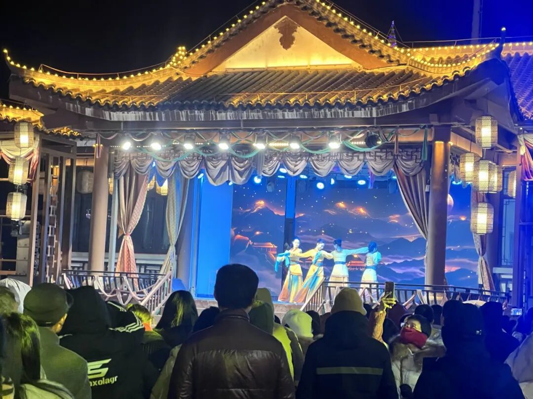 【魅力丹江口】水都花月夜元旦人气旺 “多元演艺+互动燃”点燃冬日热情